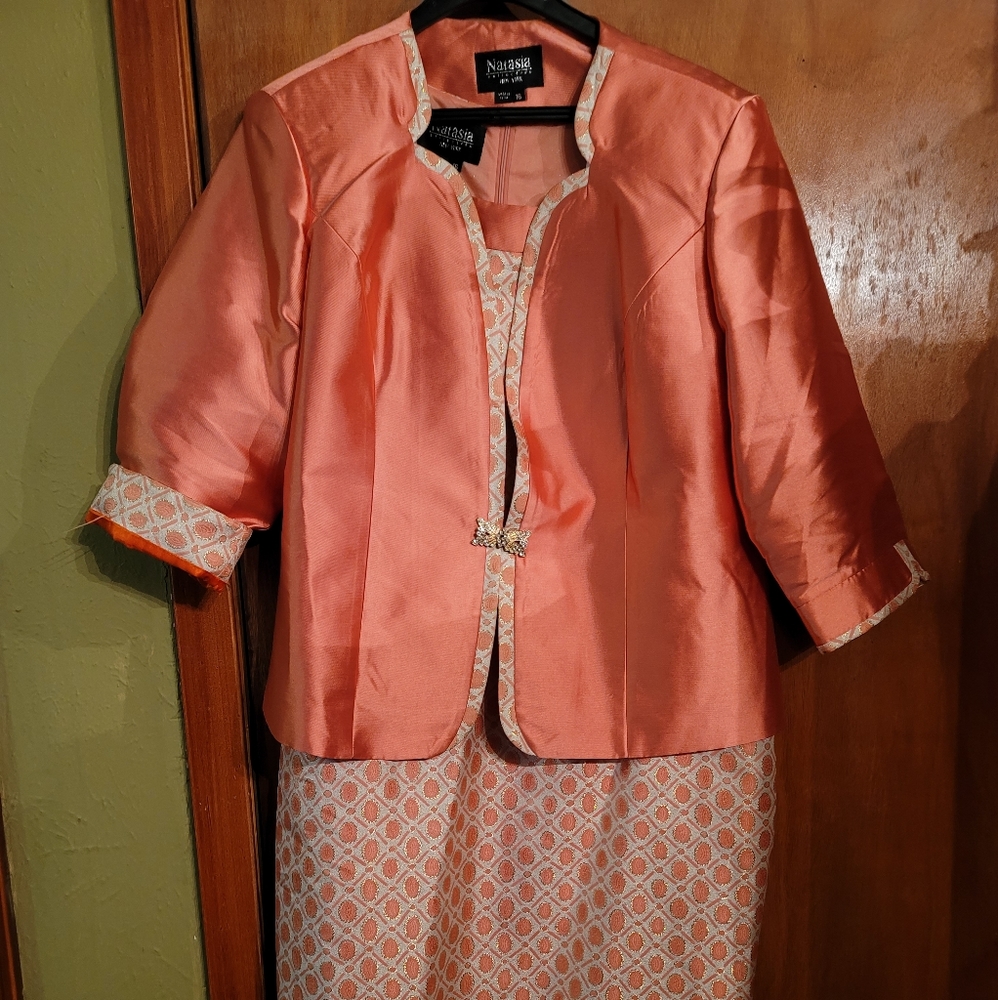 PeachDress $40 figurine$10 phone mount$10